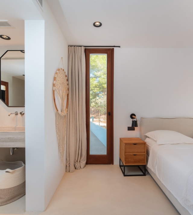 Resa Estates finca Can Floral Ibiza sale koop bed and bathroom.jpg